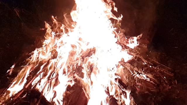 Lagerfeuer-Lagerfeuer-Sommer-brennendes-Feuer
