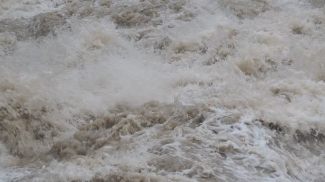 El-río-Serio-hinchado-después-de-fuertes-lluvias.-Provincia-de-Bérgamo,-Italia-norteña