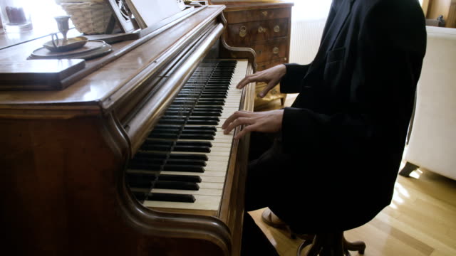 Klavierspieler-setzt-sich-ans-Klavier-und-beginnt-zu-spielen