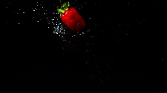 Fallen-der-Erdbeere.-Slow-Motion.