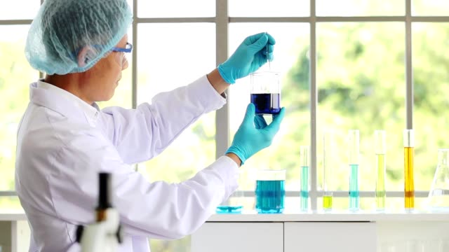 Chemie-Professor/Arzt-Halteröhrchen-Ideen-in-ein-Labor-Wissenschaft-verwenden