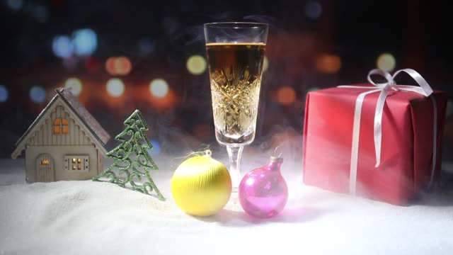 Glas-Champagner-mit-Weihnachtsdekoration.-Traditionelle-Winter-Urlaub-Alkohol-trinken-im-Schnee-mit-kreativen-Neujahr-Kunstwerk.-Textfreiraum