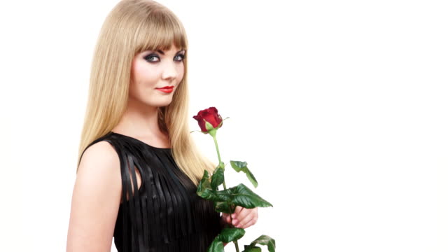 Frau-gorgeous-Mädchen-dunkle-Make-up-hält-rose-Blume-4K