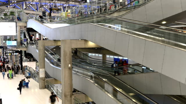 4K-Zeitraffer-von-Menschen-und-Touristen-benutzt-Rolltreppe-im-Flughafen