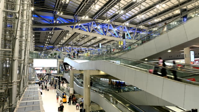 4K-Zeitraffer-von-Menschen-und-Touristen-benutzt-Rolltreppe-in-modernen-Flughafen
