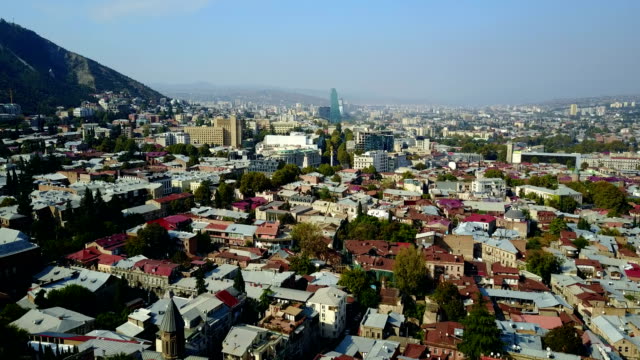 Vista-aérea-de-la-ciudad-vieja-parte-Tbilisi-en-Georgia-tejados,-edificios-modernos-de-la-iglesia.-Vuelo-del-abejón