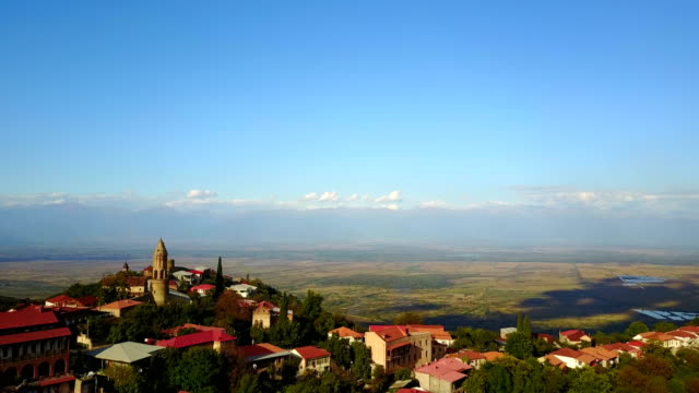 Signagi-o-Sighnaghi-ciudad.-Vista-sobre-el-valle-del-Alazan-por-Drone-aéreo.-Georgia,-Kakheti.