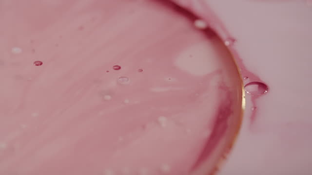 Glatte-Oberfläche-der-rosa-Flüssigkeit