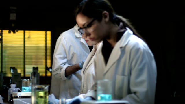 Tres-estudiantes-universitarios-en-un-laboratorio-de-realizan-algunos-experimentos