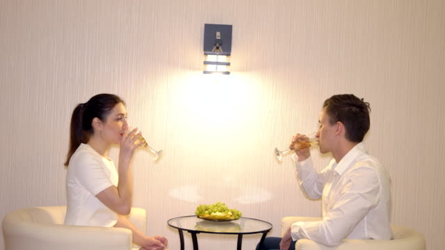 Romantisches-Rendezvous-eines-Mannes-und-einer-Frau-mit-Obst-und-Champagner