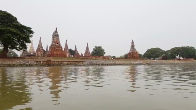 Río-de-Ayutthaya.-En-Wat-Chaiwatthanaram-Ayutthaya-histórico-parque-provincia-de-Ayutthaya-(Unesco-World-Heritage-Site,-Tailandia