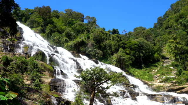 Tief-im-Wald-große-Wasserfall-am-Mae-Ya-Wasserfall,-Doi-Inthanon-Nationalpark-Chiang-Mai,-Thailand.-Übersetzen-von-Text-"Mae-Ya-Wasserfall"