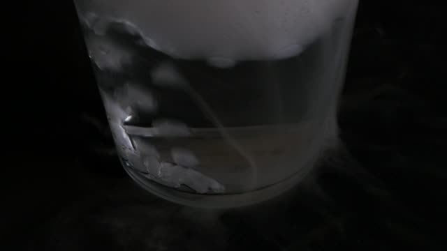 Cup-Glasboden-mit-Brausetabletten-zischt
