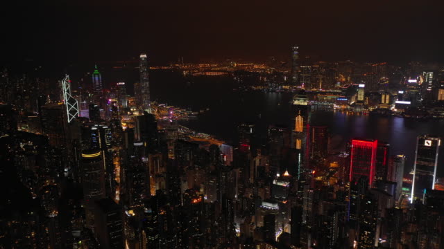 nachts-beleuchtet-Hong-Kong-Cityscape-downtown-Victoria-Hafen-Luftbild-Panorama-4k