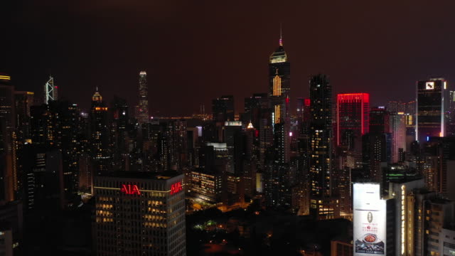 nachts-beleuchtet-Hong-Kong-Stadtbild-Innenstadt-aerial-Panorama-4k