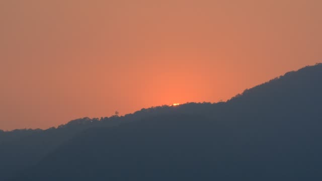 Hermosa-puesta-de-sol-naranja,-cielo-nublado