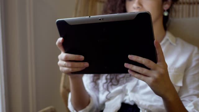 Mujer-joven-con-tablet-PC-en-el-hogar