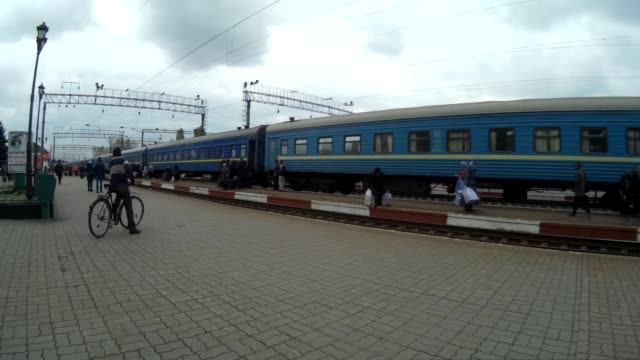 Time-Lapse-of-passengers-disembarking-and-getting-on-trains-at-railway-stantion