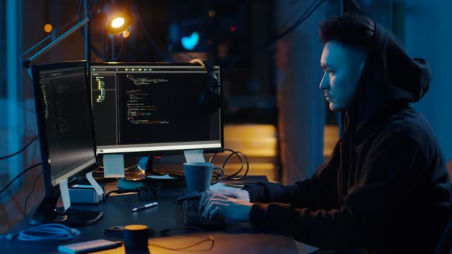 hacker-en-sudadera-con-capucha-usando-computadoras-para-ciberataque