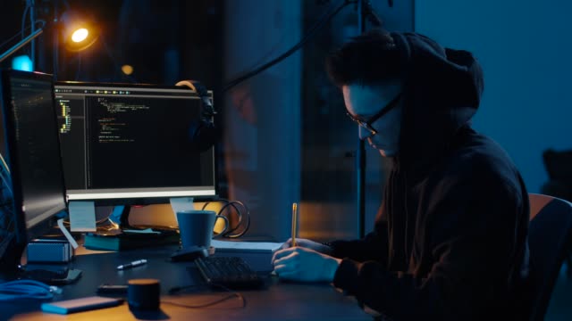 Hacker-in-Hoodie-mit-Computern-für-Cyber-Angriff