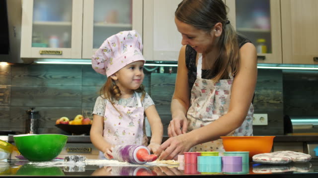 Mutter-und-Tochter-kochen-zusammen