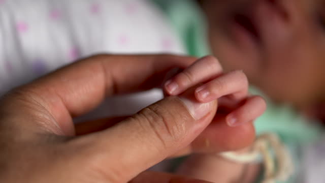 Baby-Neugeborenen-halten-Mutter-Hand