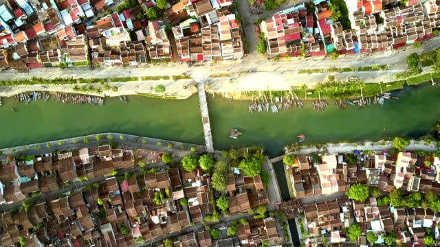 camara-hängt-über-Kanal-mit-Brücke-in-Hoian