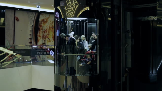 Menschen-gehen-auf-den-Aufzug-in-der-mall