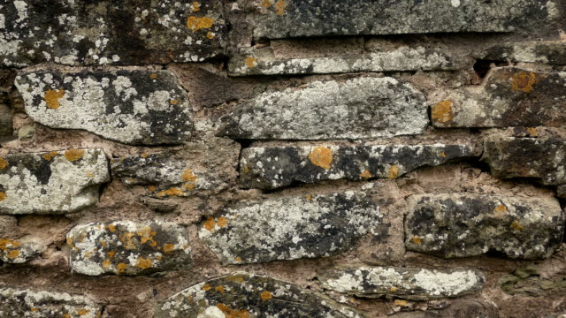Vorbeifahrenden-verwitterten-alten-Steinmauer