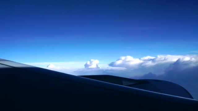 Flugzeug-Fenster-mit-Blick-auf-die-Wolken-vom-Beifahrersitz