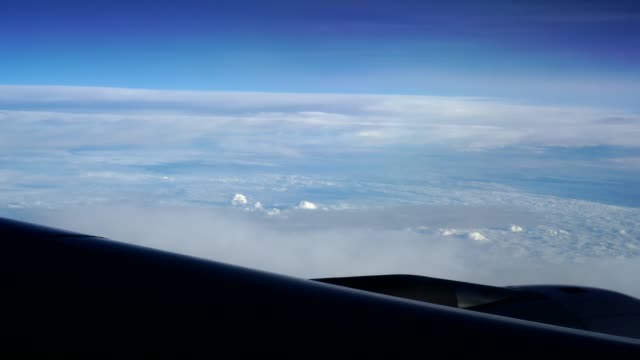 Flugzeug-Fenster-mit-Blick-auf-die-Wolken-vom-Beifahrersitz
