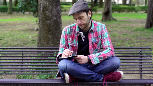 depressive-Menschen-auf-einer-Bank-im-Park-schreibt-ihre-Gedanken-in-einem-Tagebuch