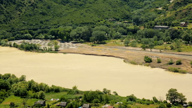 Kura-Flusses-im-Grün-der-Bäume-Tal-in-der-Nähe-der-Stadt-Mzcheta-in-Georgia,-Berge