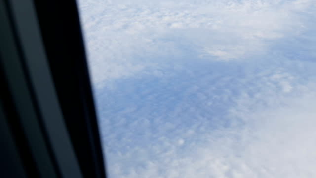 Ala-del-avión-a-través-de-la-portilla.-El-avión-vuela-sobre-nubes-de-aire-hermoso