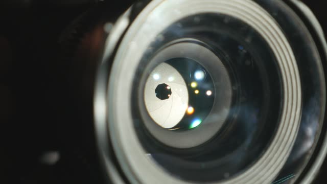 Video-Kamera-mit-zoom-Objektiv,-und-Blendung,-Drehungen,-Nahaufnahme