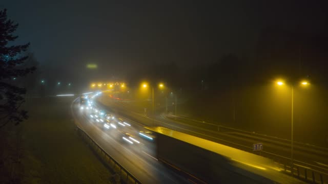 Jam-on-the-highway-in-the-fog,-time-lapse