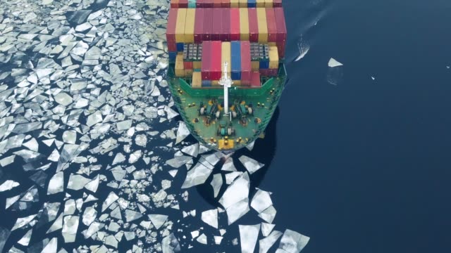 Containerschiff-im-Meer-im-winter