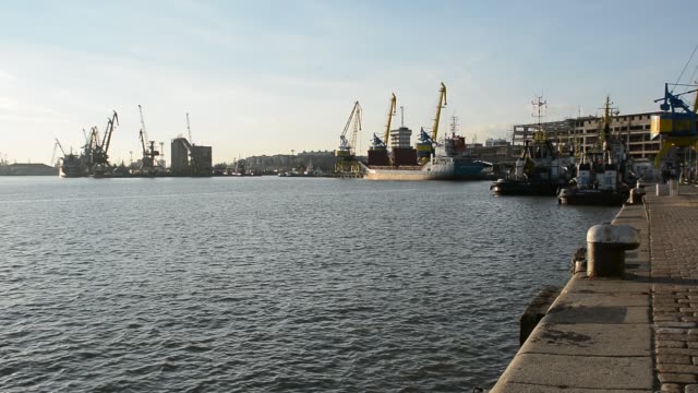 Industrielle-Hafen-am-Schwarzen-Meer-Burgas,-Bulgarien-mit-einer-Menge-von-Kränen,-Ladungen-und-Schiffe.