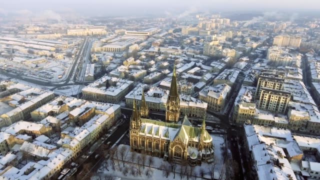 Fliegen-über-Elisabethkirche-In-Lemberg,-Ukraine.