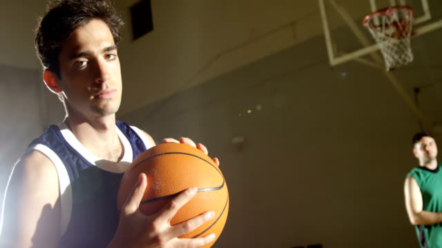 Basketball-Spieler-hält-Basketball-Court-4k