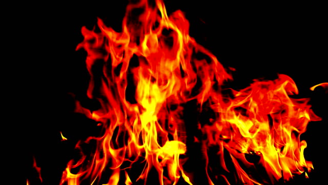 Flamme-Feuer-brennendes-Welkes-Blatt.-Slow-Motion-Feuer-und-Rauch-glühende-und-schwimmenden-und-hell-auf-Boden