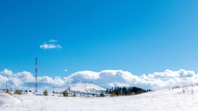 Largo-lapso-de-tiempo-de-las-nubes-sobre-el-paisaje-de-invierno