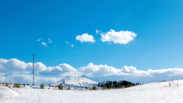 Lange-Zeitspanne-der-Wolken-über-verschneite-Winterlandschaft