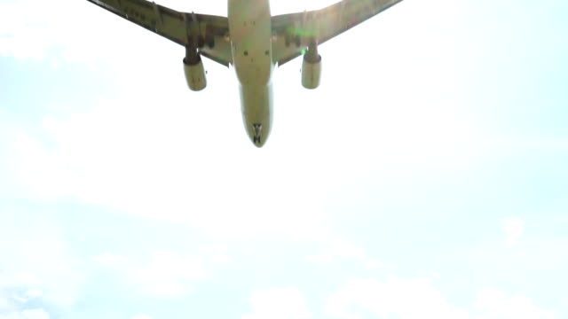 Avión-de-pasajeros-en-aproximaciones-de-aterrizaje-a-través-de-un-cielo-nublado
