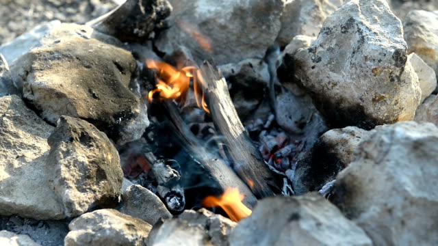 Lagerfeuer-in-ein-Lagerfeuer-von-Steinen-im-freien
