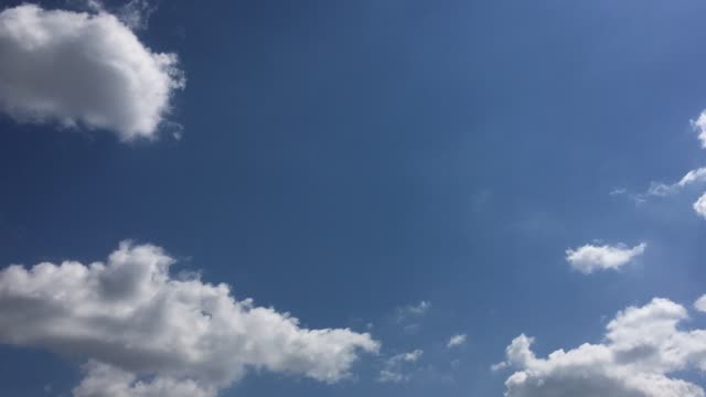 White-cloud-disappear-in-the-hot-sun-on-blue-sky.-Cumulus-clouds-form-against-a-brilliant-blue-sky.-Time-lapse-motion-clouds-blue-sky-background.