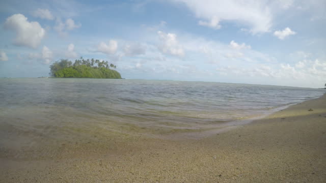 Vista-del-paisaje-del-islote-Taakoka-al-atardecer-en-la-laguna-de-Muri-en-Rarotonga,-Islas-Cook