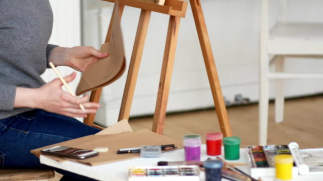 Junge-Malerin-zeichnet-Skizzen-auf-der-Zeichnung-studio