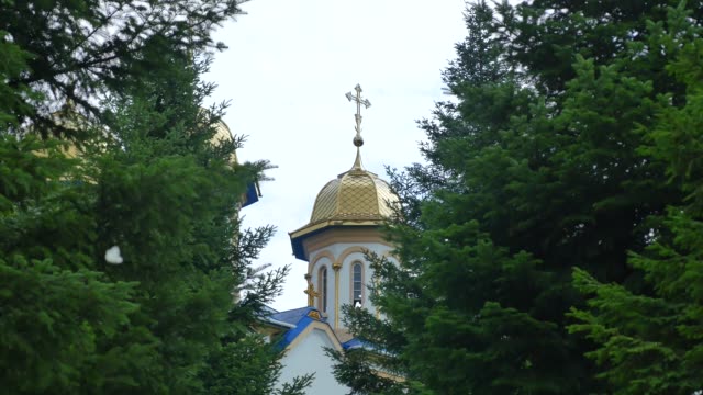 Cúpula-de-la-iglesia-ortodoxa,-iglesia-católica,-de-una-iglesia-sobre-un-cielo-azul,-contra-las-cúpulas-skyGolden