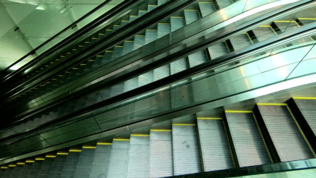Moderne-Rolltreppen-in-einem-öffentlichen-Bereich